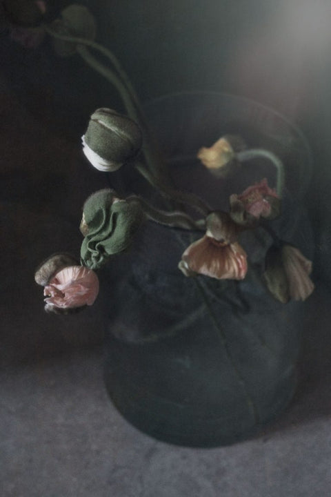 Komorebi – Poppy in petrolium vase print 50 x 70 cm